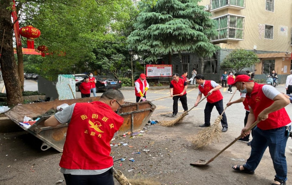 衡东：“衡阳群众”志愿者进社区清洁家园